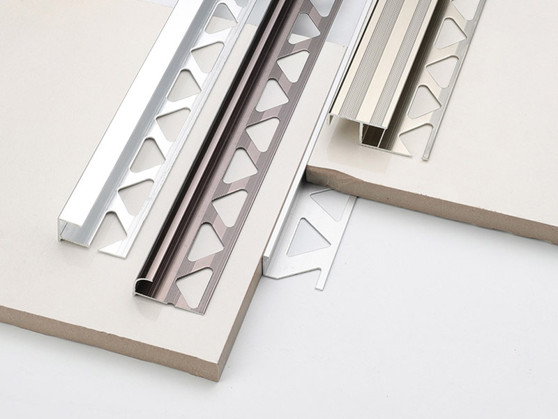 Garniture de bord de carrelage en forme de C