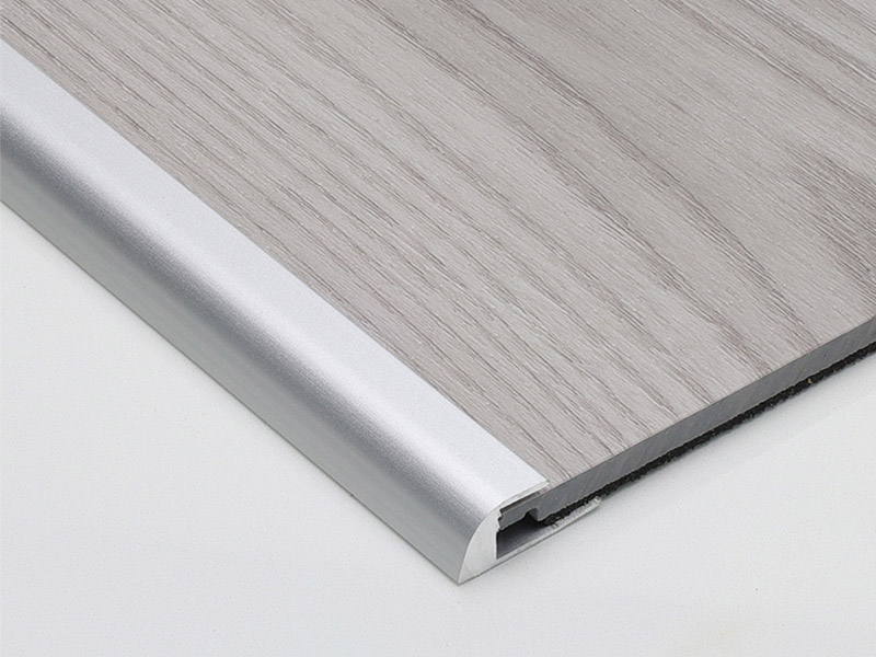 Garniture de plancher en forme de C