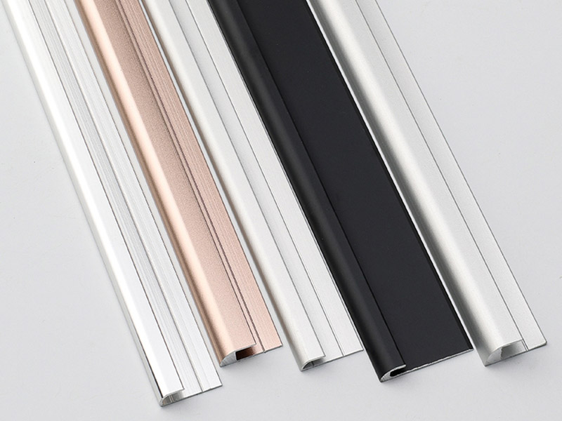 Garniture de bord de plancher en m&eacute;tal en forme de C