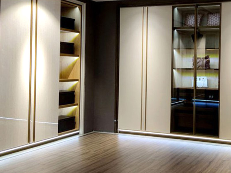 Peut-on installer des lumières LED sur les plinthes ?