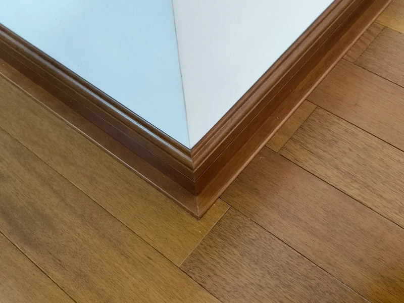 Les planchers de bois franc doivent-ils être assortis aux plinthes ?