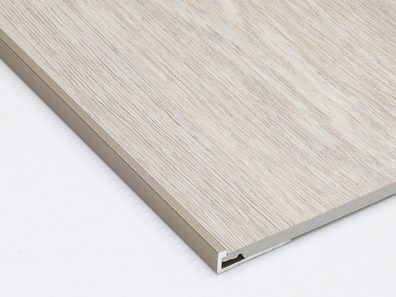 Garniture de plancher &agrave; canal C