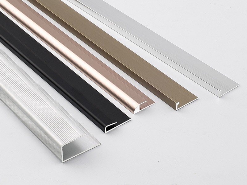 Garniture de plancher &agrave; canal C