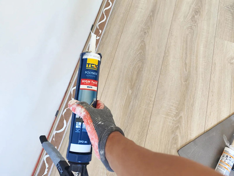 Plinthes install&eacute;es avec des clous