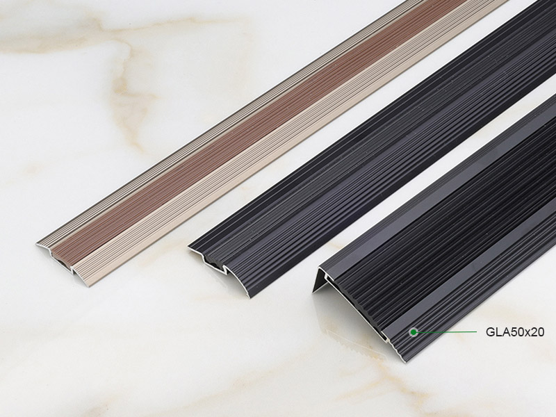 Garniture de nez de marche avec insert en caoutchouc