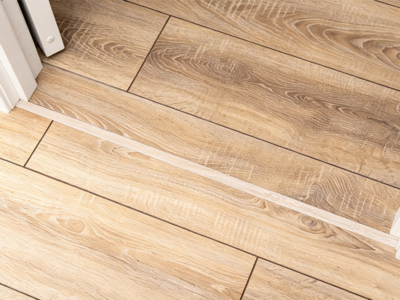 Seuils de porte ou moulures en T