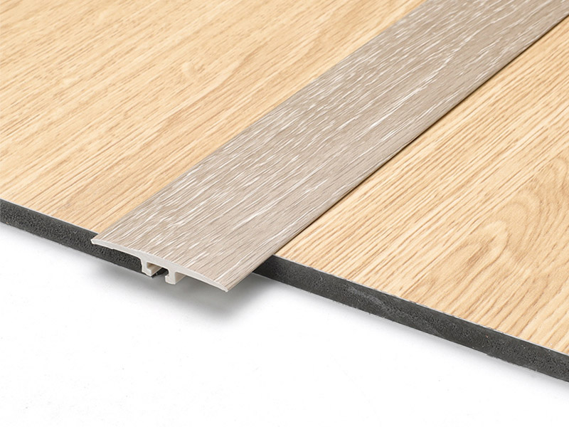 Bande de seuil de porte en PVC aspect bois 42 x 6,6 mm.