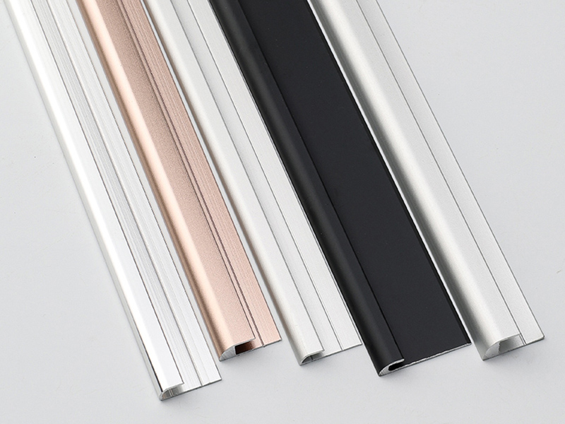 Bande de transition de plancher &agrave; capuchon carr&eacute; en aluminium