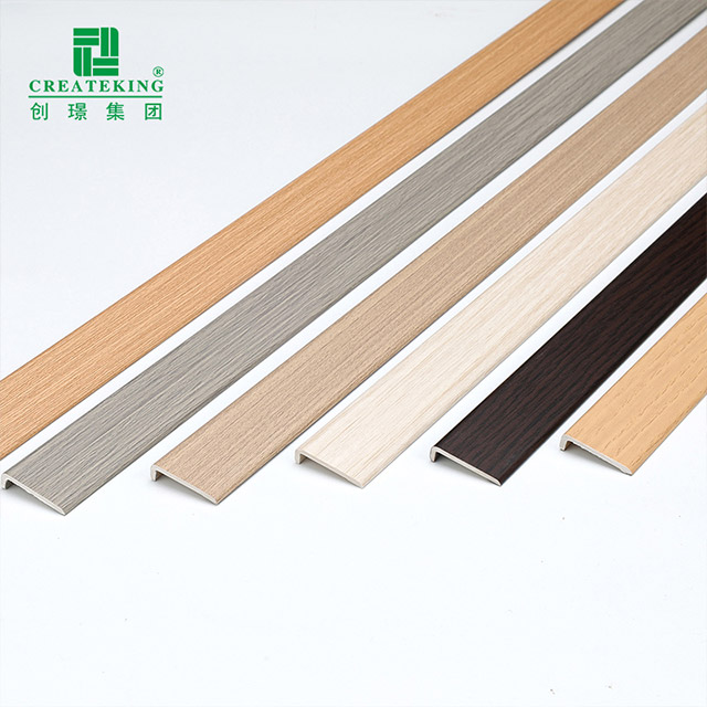 Bande de bord de sol SPC en forme de L de 24 x 4 mm.