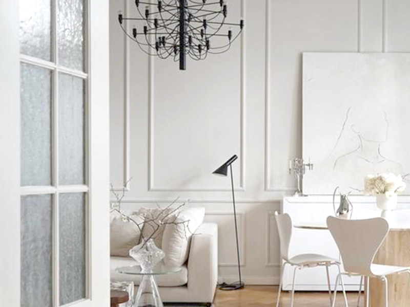 Comment s'appelle la garniture sur les murs?