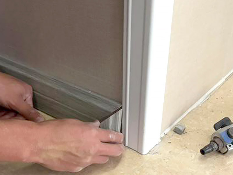 Comment joindre une plinthe carrée ?