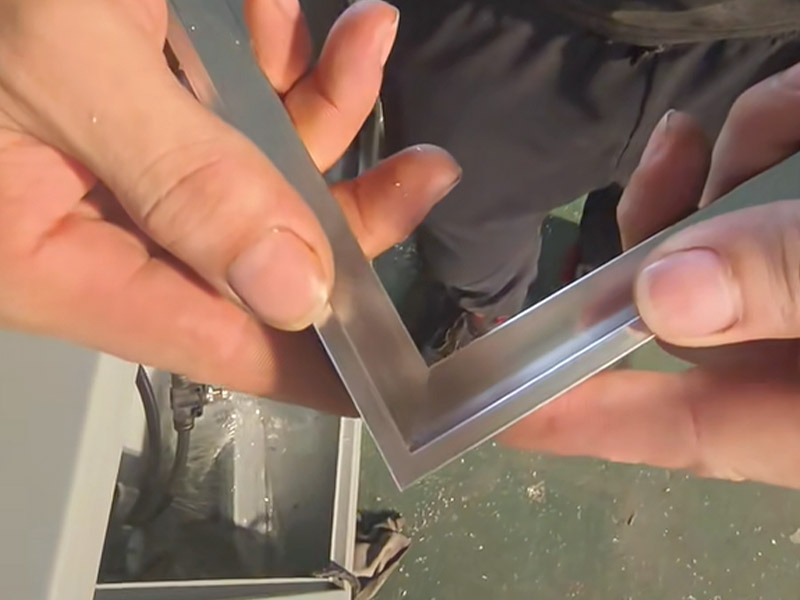 Comment couper les bordures de carreaux en métal ?