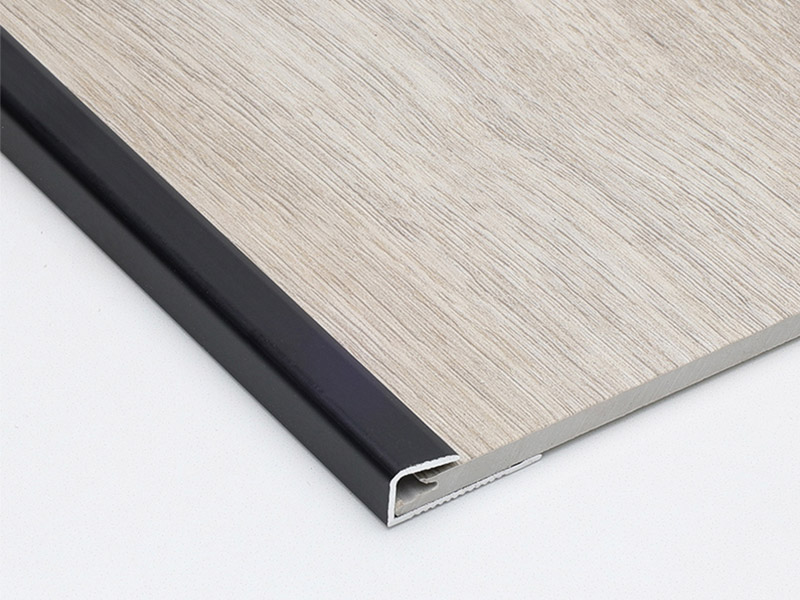 Bande de transition de plancher &agrave; capuchon carr&eacute; en aluminium