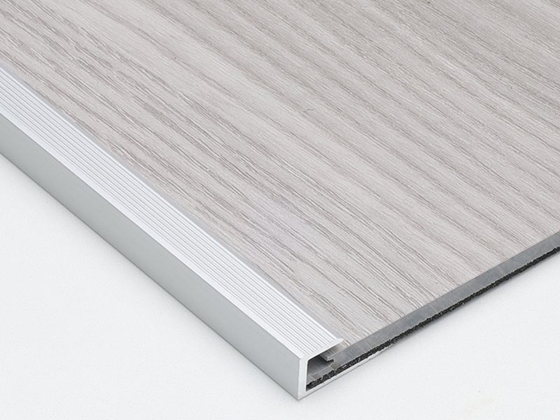 Garniture de plancher &agrave; bord carr&eacute;