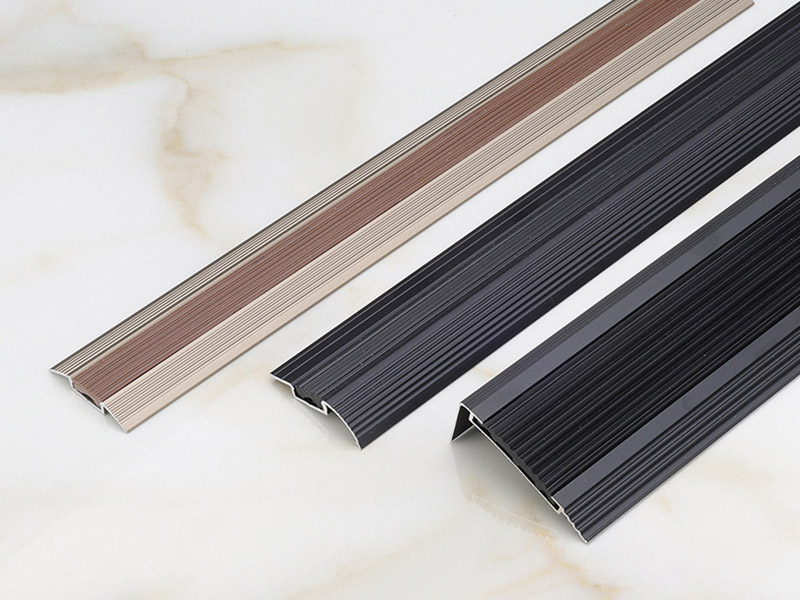 Garniture de nez de marche avec insert en caoutchouc