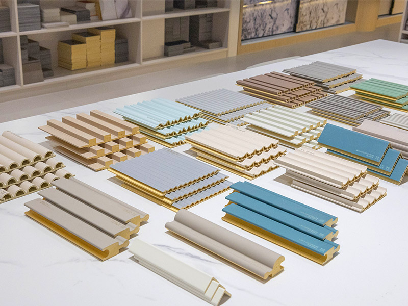 Dans quelles couleurs sont disponibles les panneaux muraux WPC ?