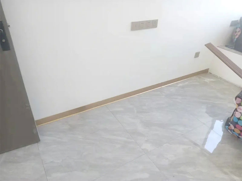 Transformer vos intérieurs avec des plinthes en aluminium : une tendance design moderne