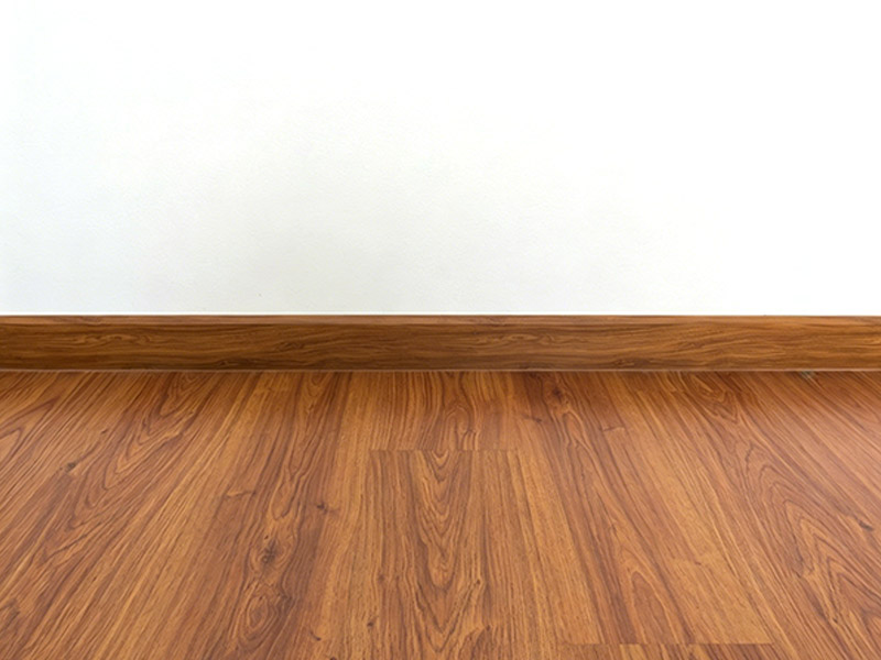 Plinthes assorties au sol