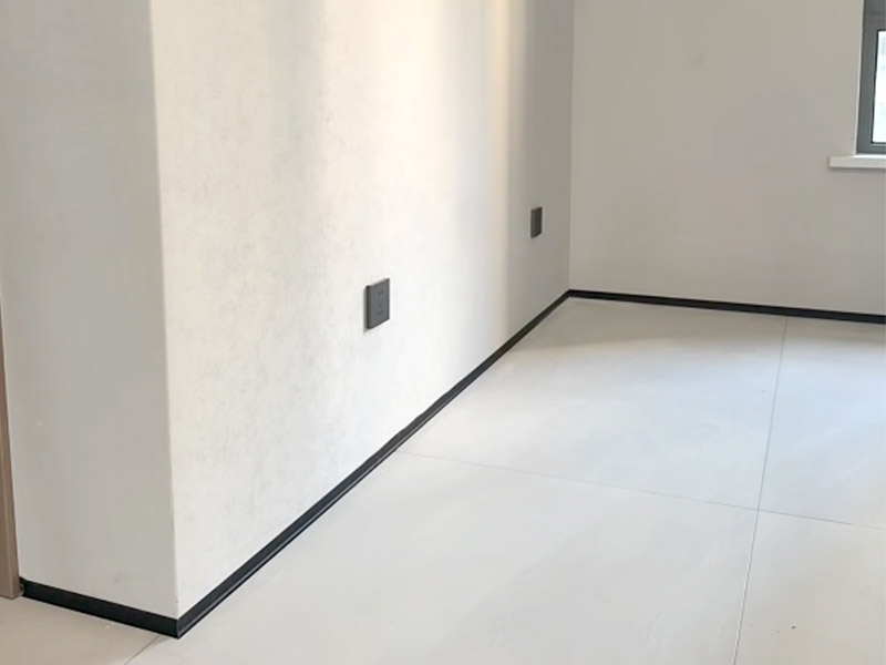 Comment installer des plinthes encastrées pour un look homogène ?